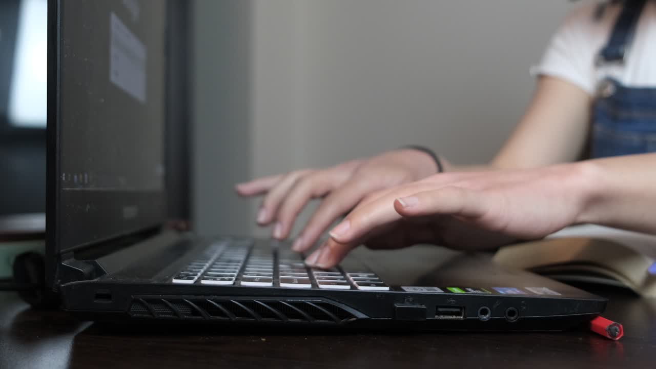 노트북의 키보드로 타이핑