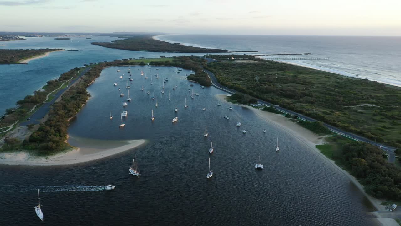 침, suriseand 황금 해변을 통해 골드 코스트 브로드워터에서 공중 팬