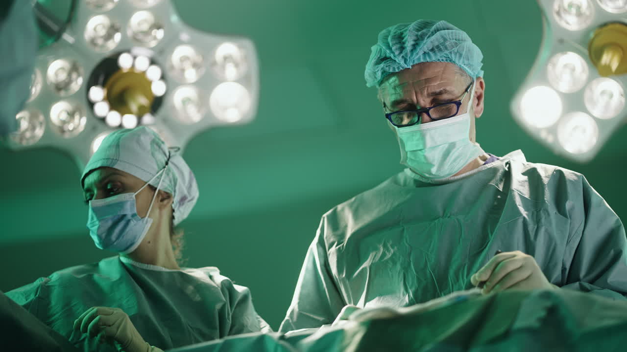 equipo quirúrgico que realiza la operación