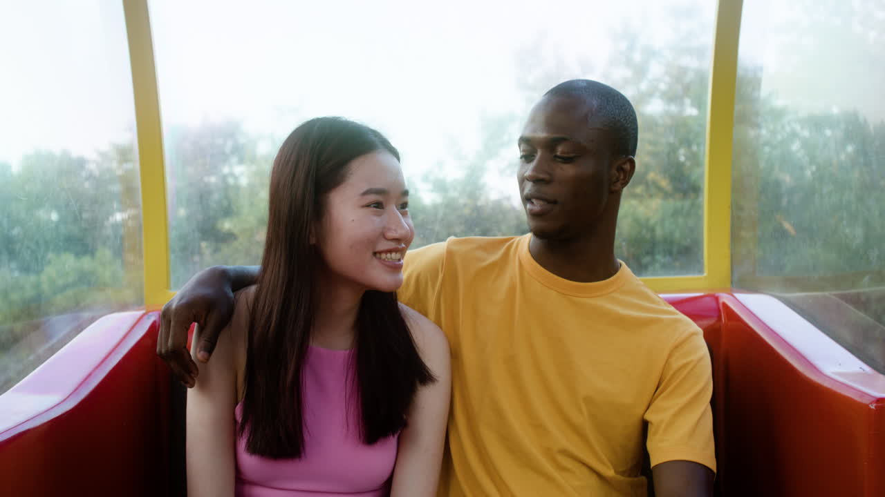 즐거운 시간을 보내는 커플