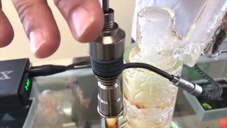 dabbing-with-cannabis