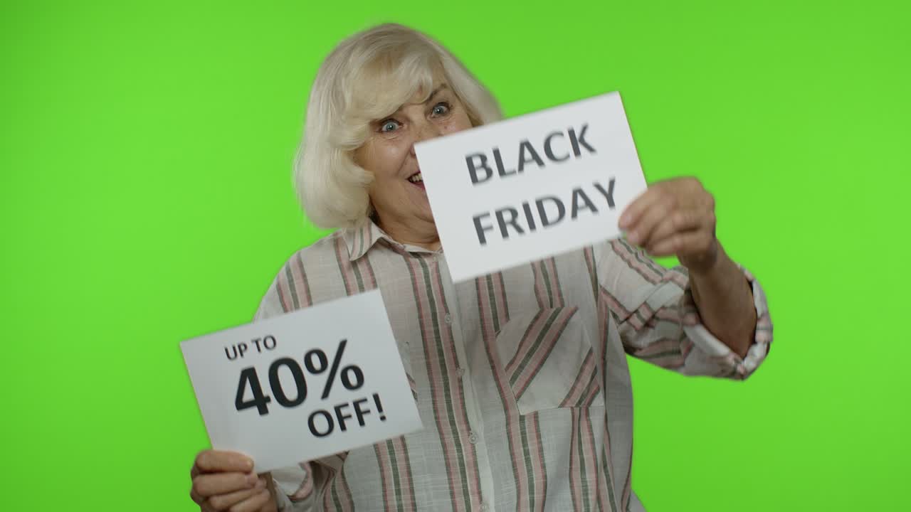 abuela mayor mostrando el viernes negro, 40 por ciento de descuento inscripciones publicitarias