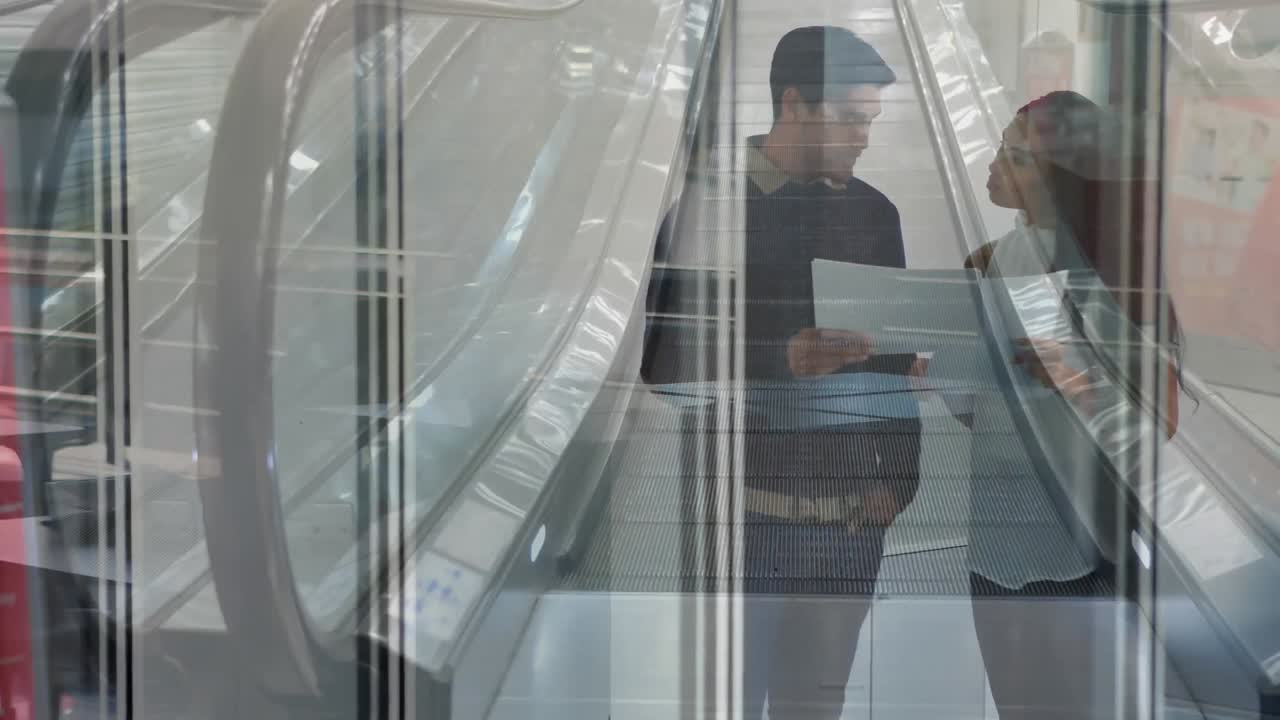 animación de escaleras mecánicas sobre personas de negocios hablando en una oficina moderna