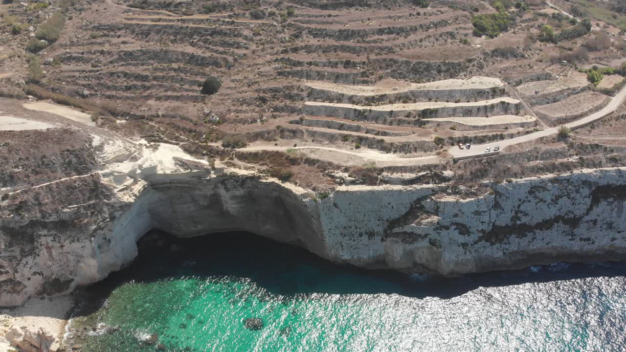 video aéreo de drones del oeste de malta, área de mgarr, bahía de fomm ir-rih