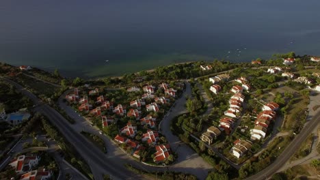 Flug-über-Die-Stadt-Am-Wasser-Und-Am-Strand-Von-Trikorfo-Am-Blauen-Meer-In-Griechenland