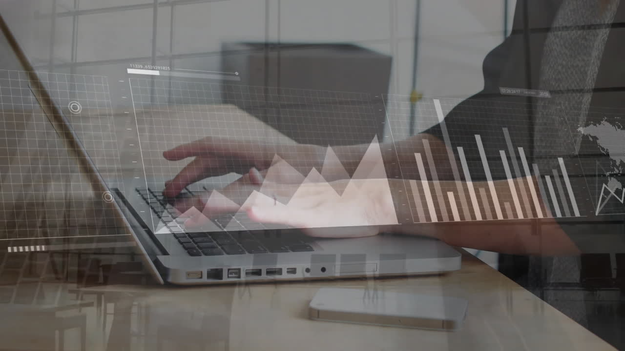 animación del procesamiento de datos financieros sobre una mujer de negocios caucásica que usa una computadora portátil en la oficina