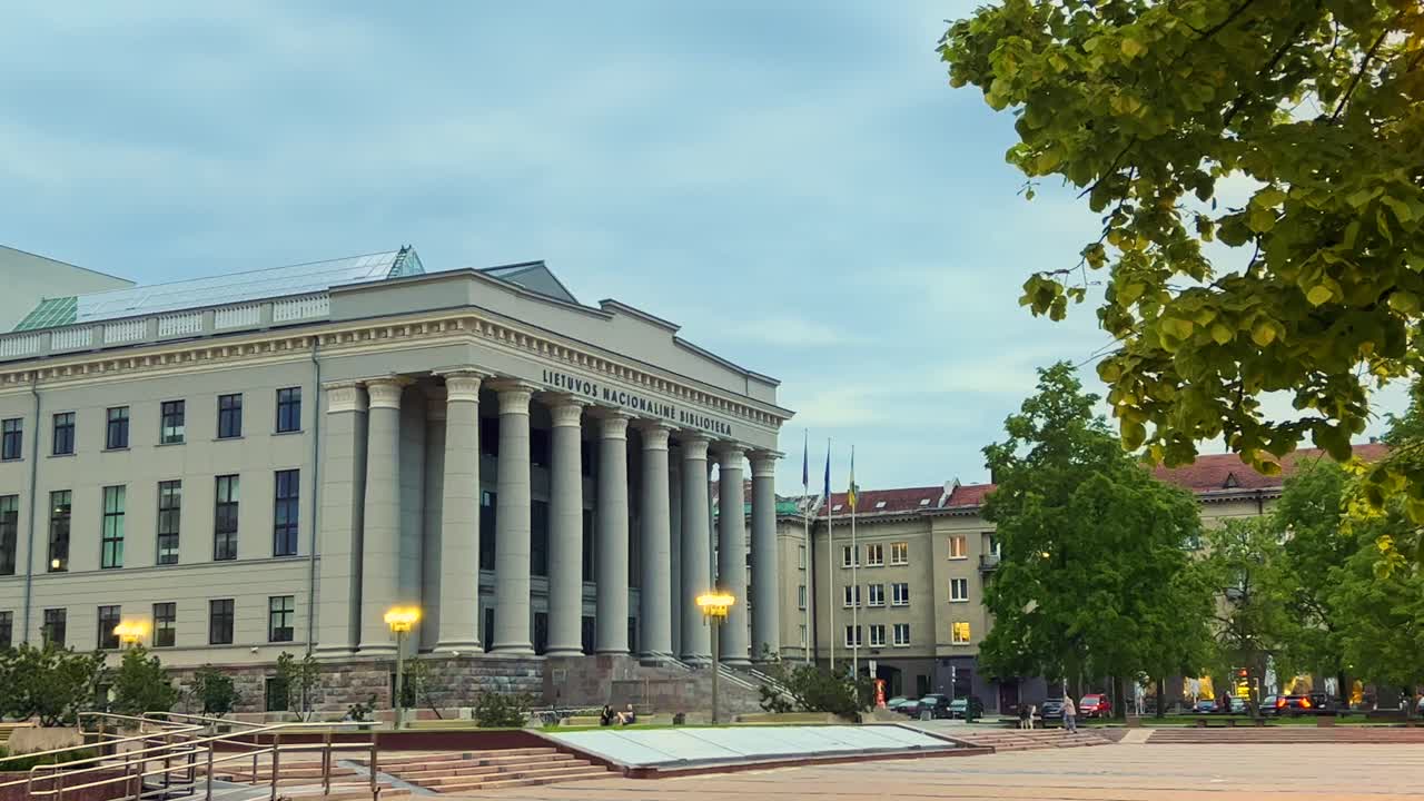 martynas mažvydas biblioteca nacional de vilnius iluminada por farolas al atardecer, lituania