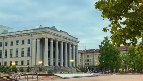 Martynas-Mažvydas-Biblioteca-Nacional-De-Vilnius-Iluminada-Por-Farolas-Al-Atardecer,-Lituania