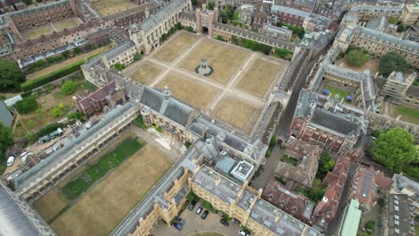 Trinity-College-Drohne-Aus-Der-Vogelperspektive,-Cambridge-City,-England,-4K-Drohne