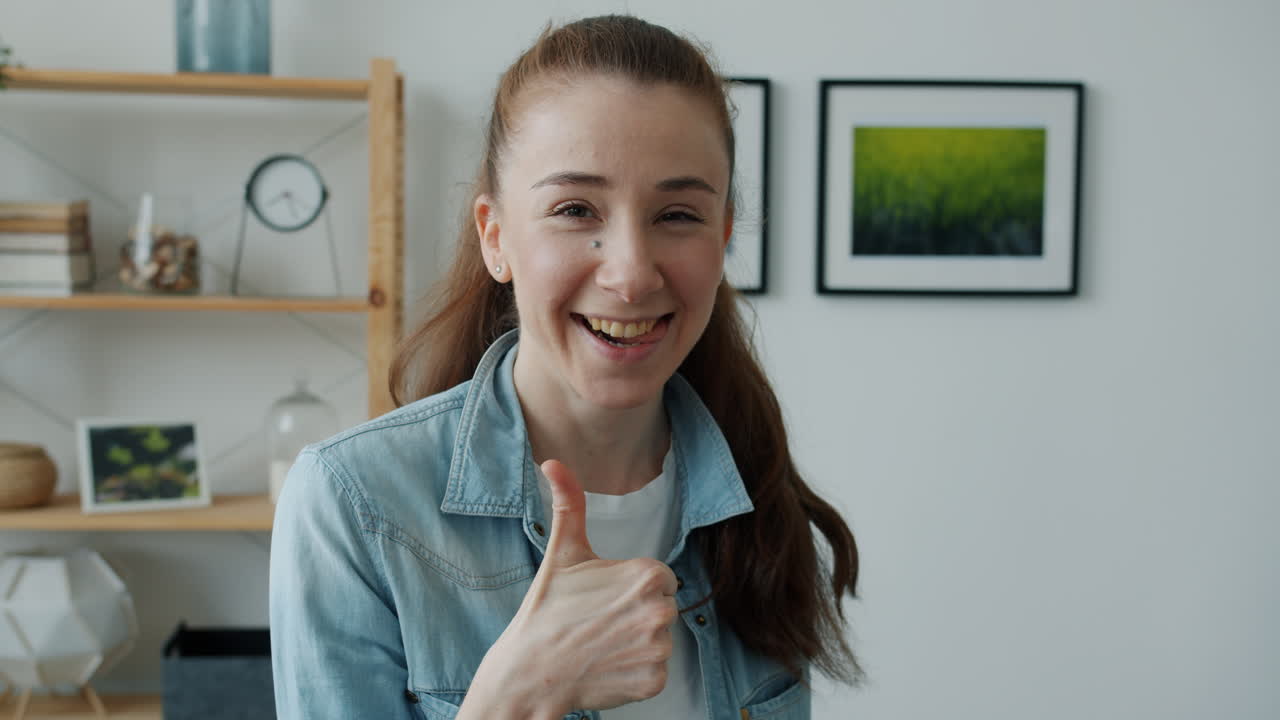 mujer feliz dando pulgares hacia arriba