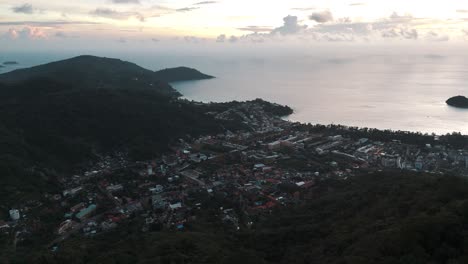 Vista-Aérea-De-La-Playa-De-Kata-En-Phuket-Después-Del-Atardecer-En-Tailandia