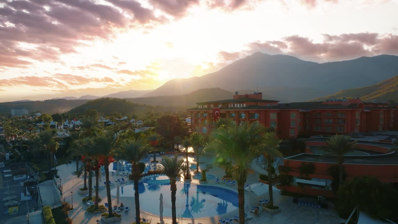 puesta de sol sobre un hotel turco con piscina