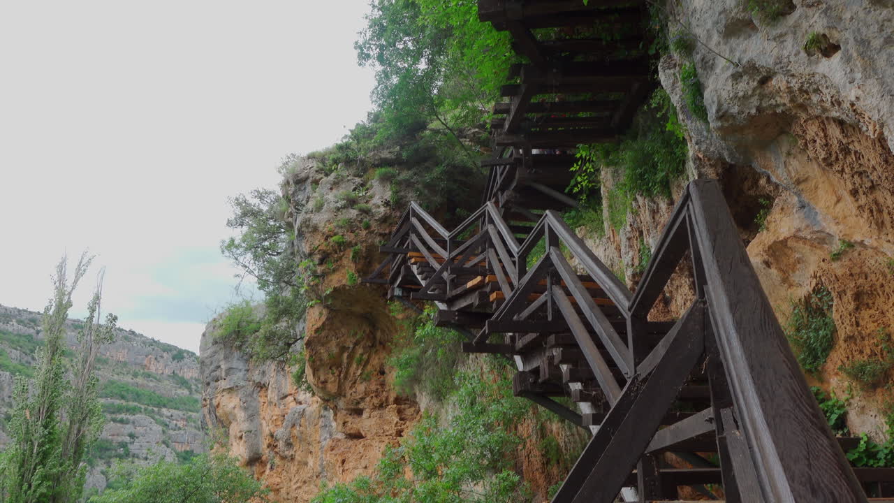 las escaleras llevan a una montaña en el parque krka.