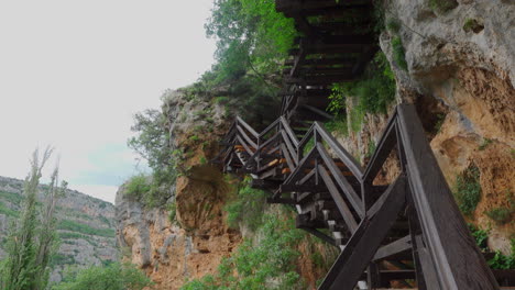 las escaleras llevan a una montaña en el parque krka.