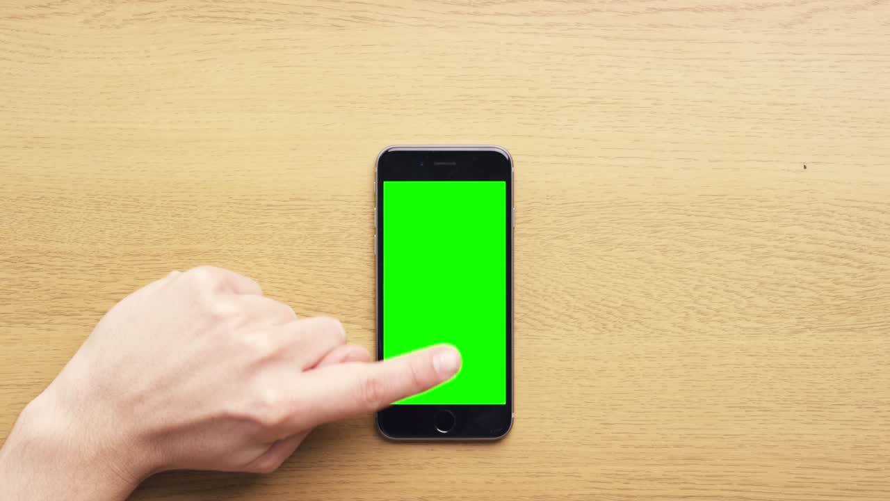 filmato in 4k di un uomo irriconoscibile seduto da solo in studio e che usa il cellulare.