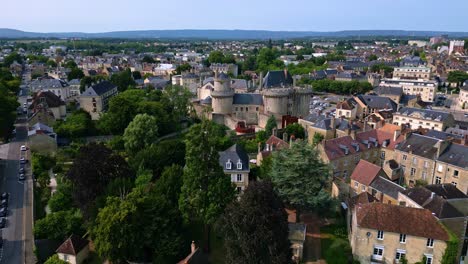 movimiento aéreo que se acerca al castillo de los duques de alencon, alençon, orne, francia