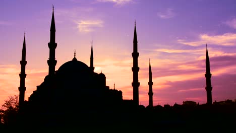 la mezquita azul en estambul, turquía, en luz violeta sin configurar