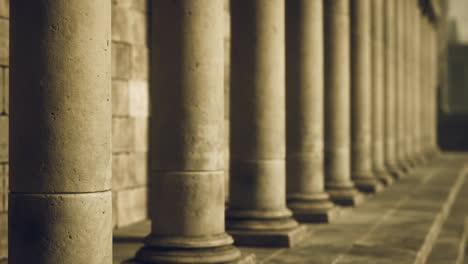 columnas en un edificio histórico durante la luz de la hora dorada