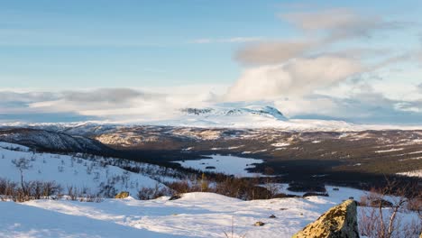 Nubes-Moviéndose-Sobre-La-Nevada-Cordillera-Hallingskarvet-Durante-El-Invierno-En-Noruega---Hiperlapso