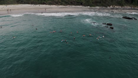 luftaufnahme von surfern, die am strand in puerto escondido, oaxaca, mexiko genießen - drohnenaufnahme