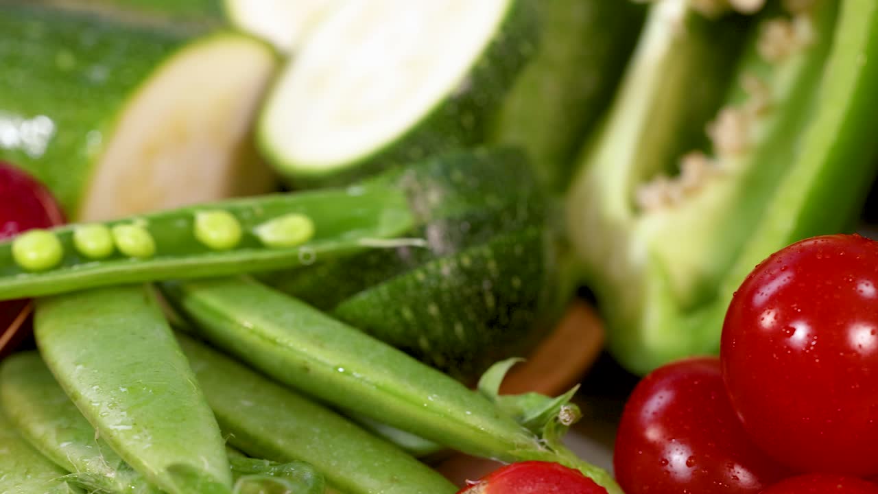 신선한 채소의 다채로운 종류, 잘 조명 된 환경에서 그들의 활기찬 색조와 질감을 보여주는