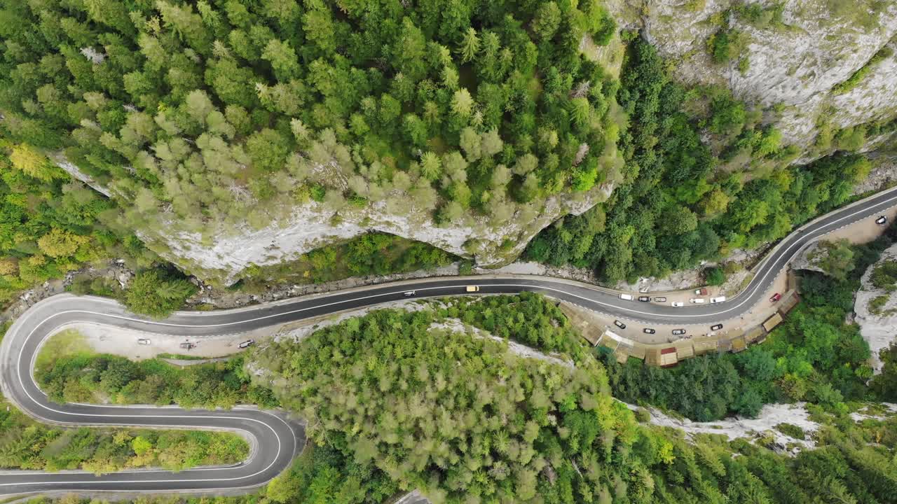 vista de arriba hacia abajo de la carretera sinuosa en el desfiladero de bicaz, parque nacional de hasmas, rumania nororiental