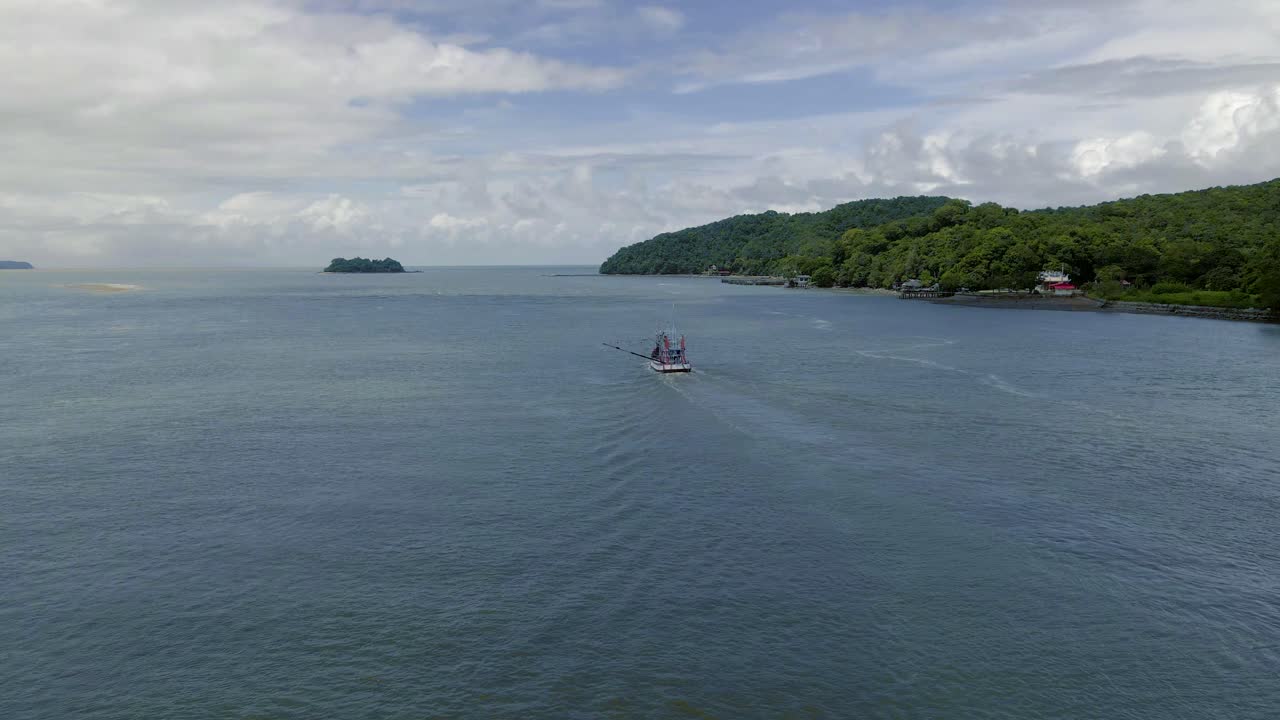 태국 섬 주위를 떠다니는 어선