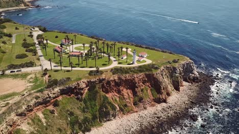 Vista-Aérea-Del-Faro-De-Point-Vicente-En-Rancho-Palos-Verdes,-Los-Ángeles,-California,-Sobre-Los-Acantilados-Con-El-Océano-Pacífico-Y-Las-Olas-Rompiendo-Al-Fondo.