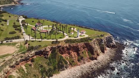 vista aérea del faro de point vicente en rancho palos verdes, los ángeles, california en los acantilados con el océano pacífico y las olas chocando en el fondo