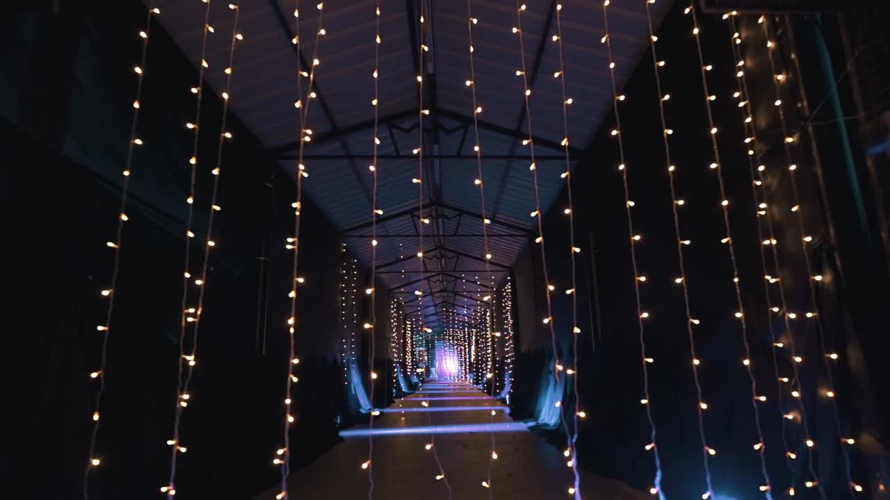 Concepto de pasarela de túnel largo iluminada con luces cálidas, creando una revelación FPV inmersiva y un ambiente festivo para eventos de lujo, fiestas y ocasiones especiales