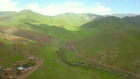 un día en el camino que atraviesa la naturaleza verde.