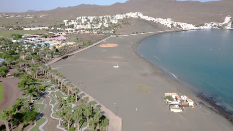 luftaufnahme entlang des strandes von fuerteventura nähert sich dem playitas resort, spanien