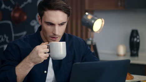 joven empresario que usa una computadora en la oficina de su casa. hombre enfocado trabajando en una computadora portátil