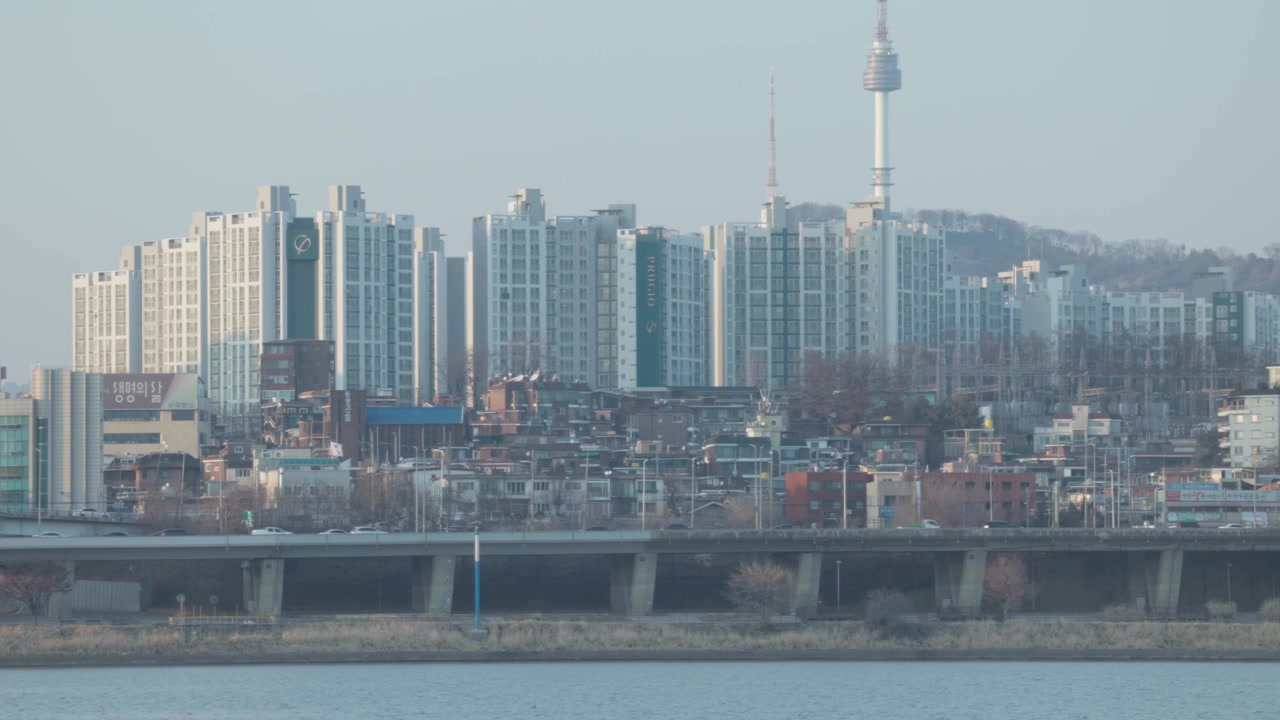 Skyline della città di Seul con complessi di appartamenti a molti piani e l'iconica N Seoul Tower che si erge sopra il paesaggio urbano della Corea del Sud