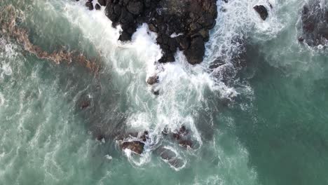 Increíble-Toma-Ascendente-De-Olas-Rompiendo-En-La-Punta-De-Un-Punto-Rocoso.