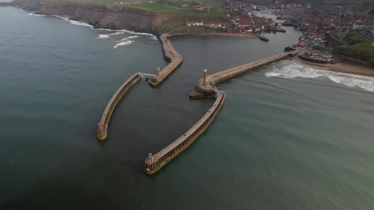 muelle oeste y faro del muelle este en el puerto de whitby en el norte de yorkshire, inglaterra