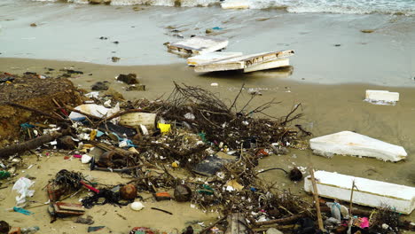 Pedazos-Gigantes-De-Espuma-De-Poliestireno-Se-Lavan-En-Tierra,-Las-Piezas-De-Plástico-Yacen-En-La-Playa,-Un-Lugar-Inmensamente-Contaminado