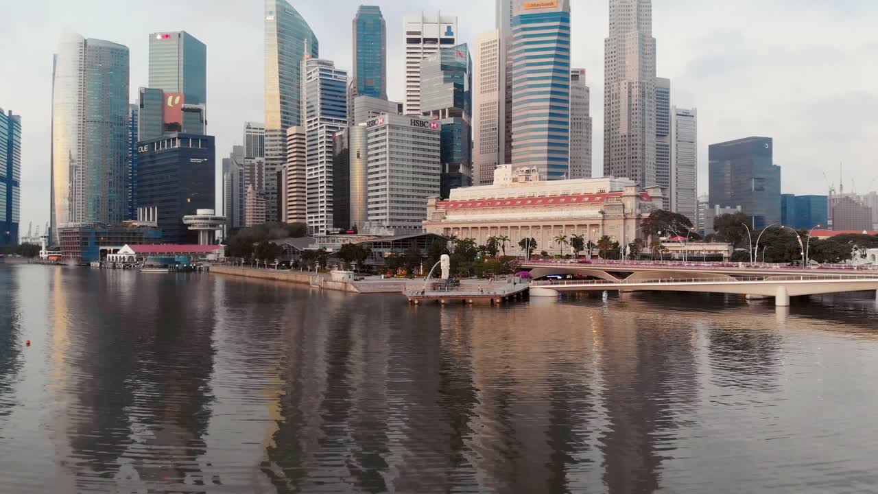 드론이 도시를 드러내기 위해 을 펴고 있습니다.