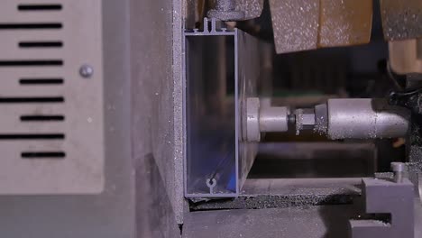 procesamiento de perfiles plásticos en maquinaria industrial