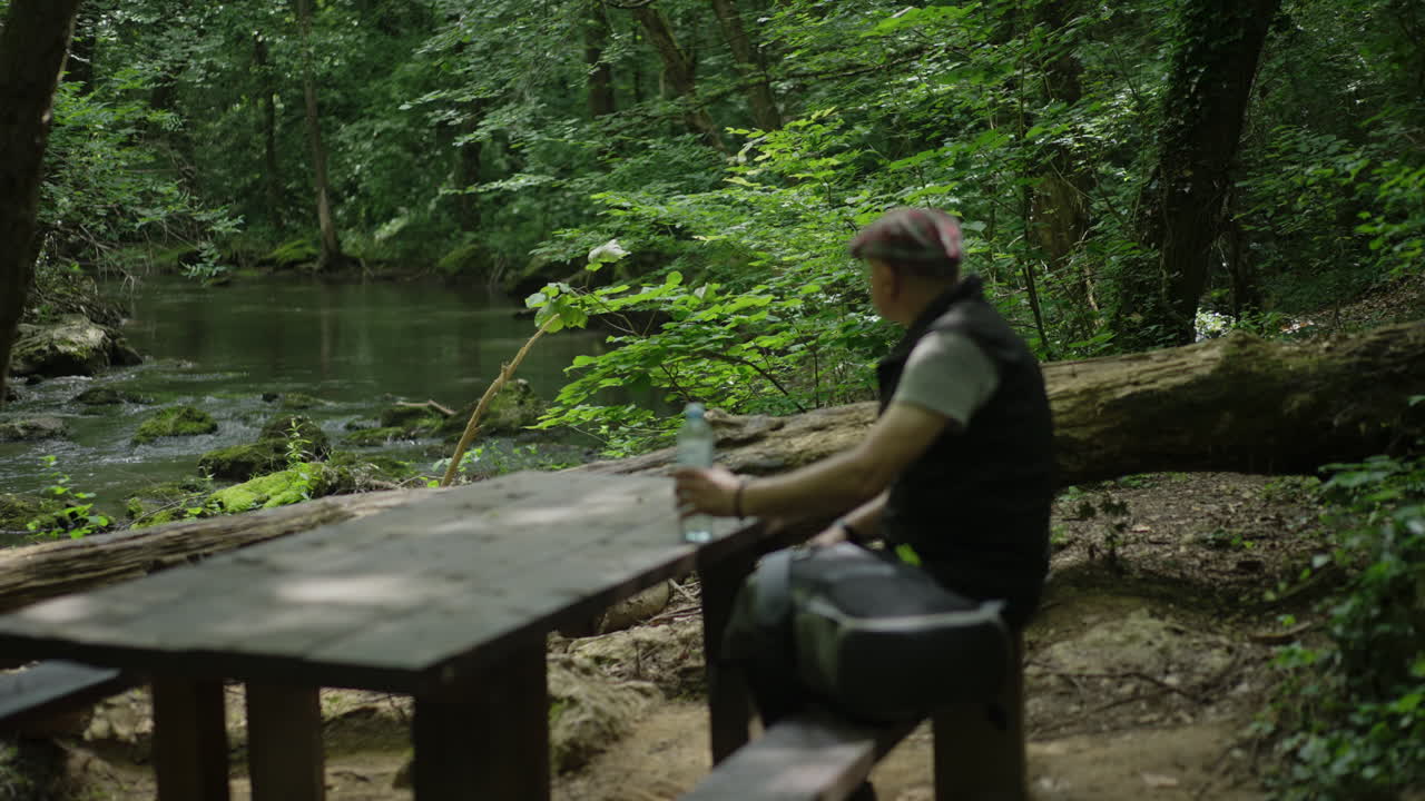 숲 속 의 강  에서 휴식 하는 사람
