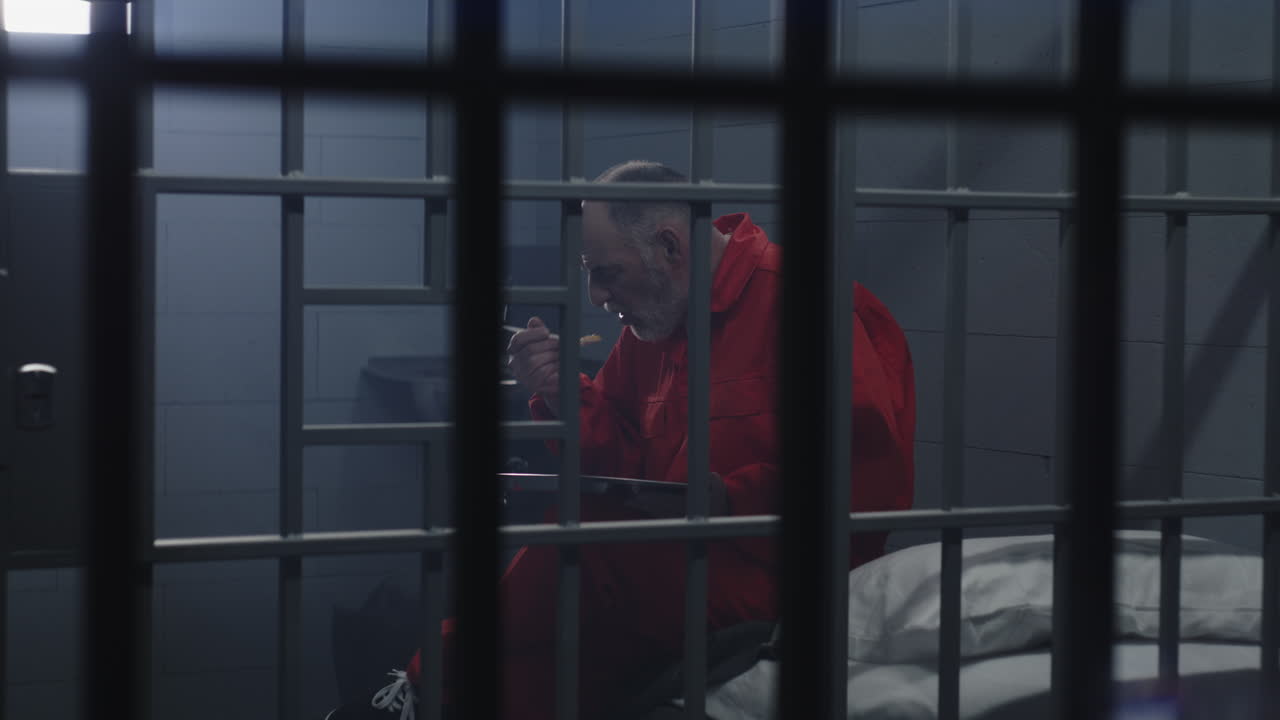 hombre toca la guitarra en la cámara del dormitorio cambiando la vista a niños pequeños tocando la batería y el ukelele (imágenes de archivo)