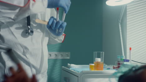 el médico está probando al paciente de covid-19 para detectar el virus en la unidad de infecciones del hospital.