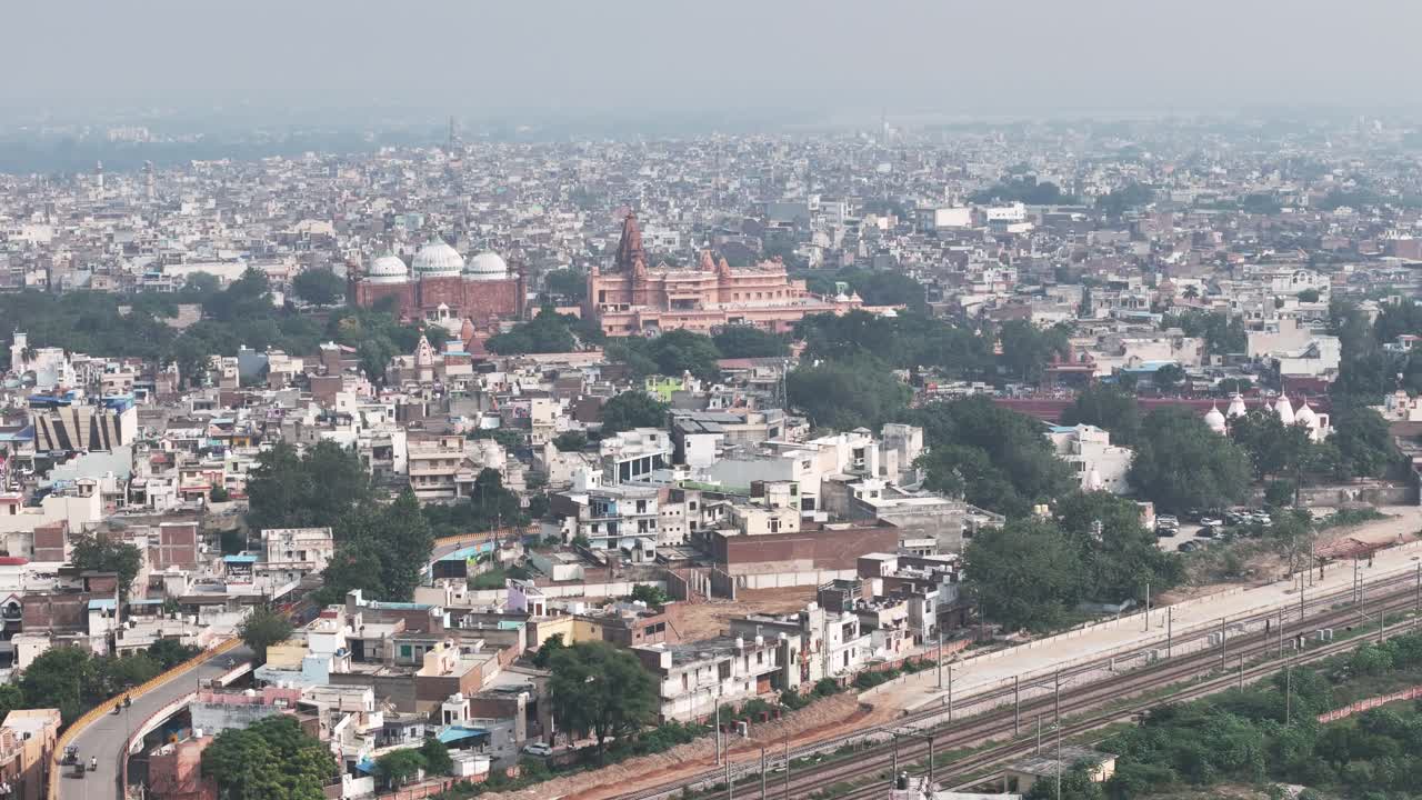 Mathura dall'alto: il Tempio Shri Krishna Janmasthan e la Moschea Shahi Eidgah si ergono fianco a fianco, incorniciati da tetti animati e linee ferroviarie
