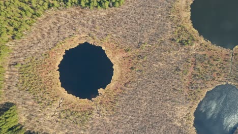 Antenne:-Seltsam-Aussehende-Seen,-Die-Einem-Außerirdischen-Gesicht-Mit-Reflexionen-Auf-Der-Wasseroberfläche-ähneln