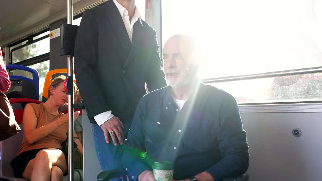 버스에 타는 사람들