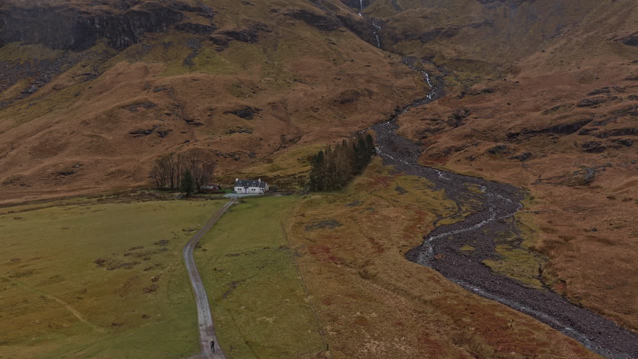 Vista aérea panorámica del valle de Glencoe en las Tierras Altas escocesas.