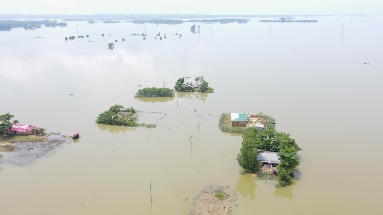 น้ำท่วมหมู่บ้านในชนบทที่มีบ้านเรือนและต้นไม้ทั้งหมด มุมมองทางอากาศในบังกลาเทศ เอเชียใต้