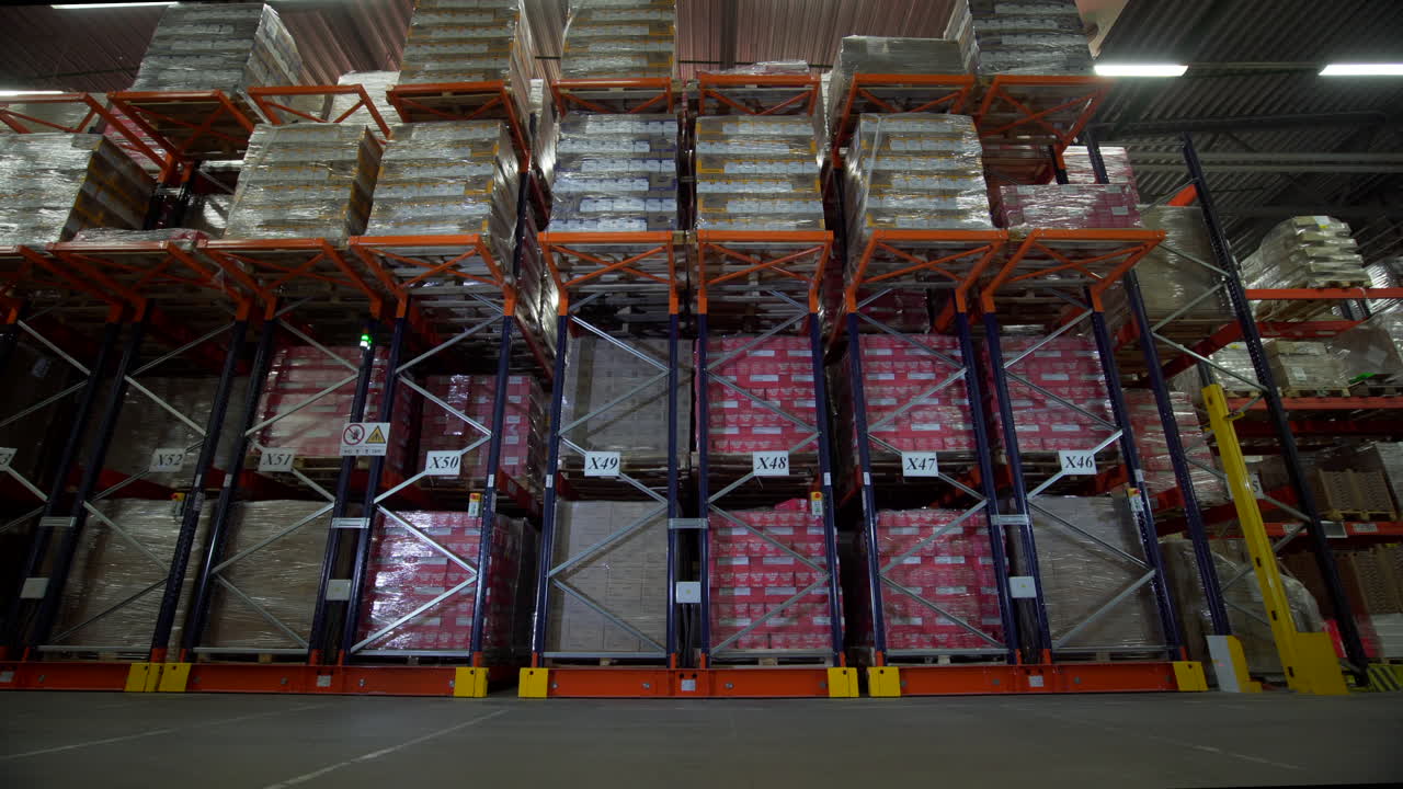 almacén automatizado con paletas de productos