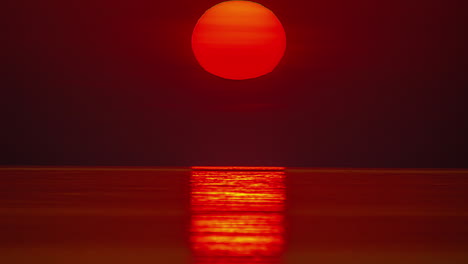 Una-Increíble-Puesta-De-Sol-Dorada-Que-Se-Refleja-En-La-Superficie-Del-Océano---Sol-Como-Una-Bola-De-Fuego-En-Un-Lapso-De-Tiempo-De-Ensueño