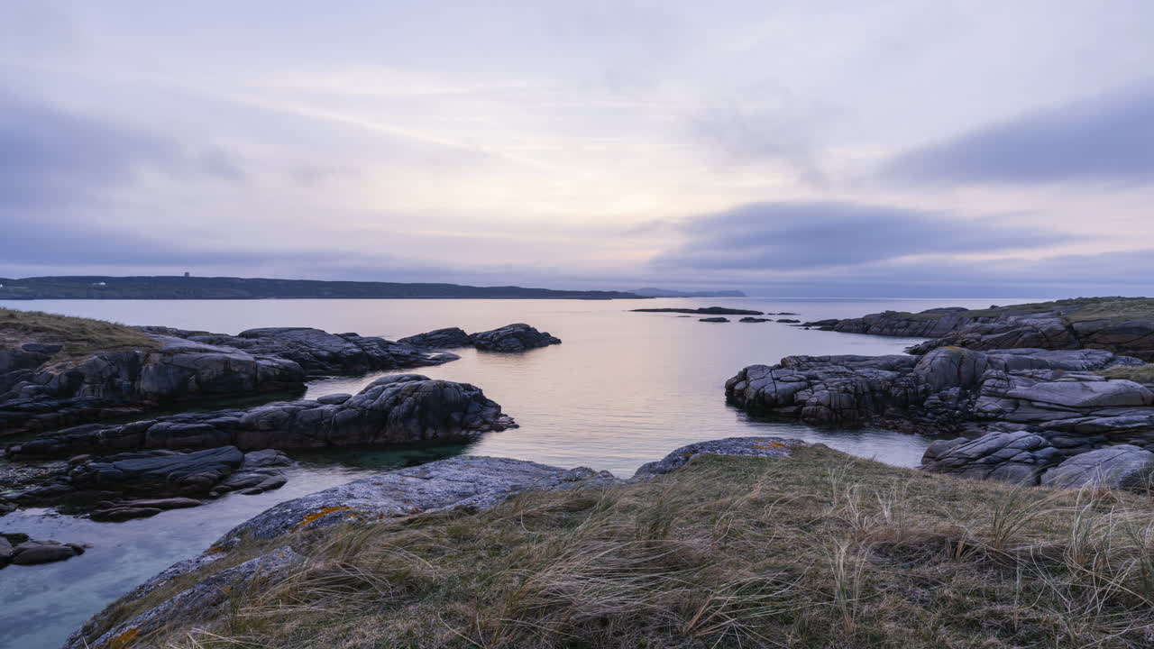 puesta de sol nublada en la playa de la costa rocosa en el condado de donegal en irlanda
